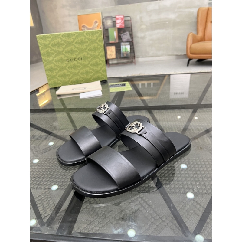 G*u*i slippers